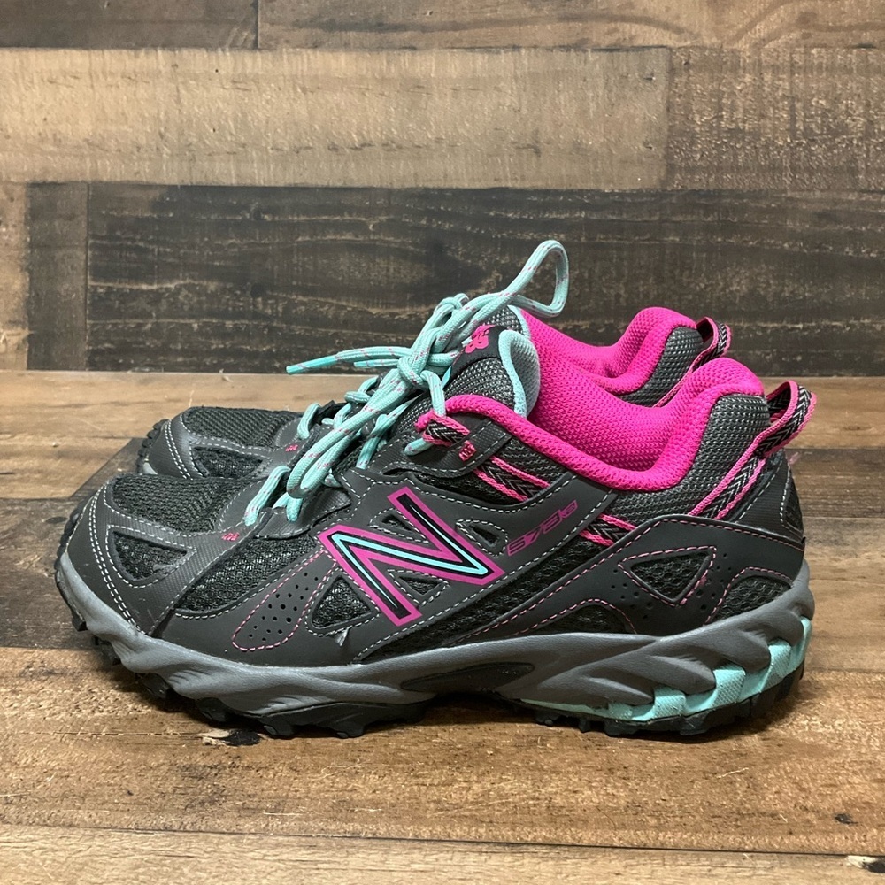 New Balance women’s 573 V2 Gray Pink Trail running lace up shoes Size 6.5